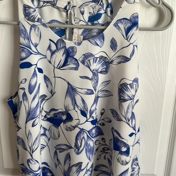 C & E Floral Print Sleeveless Blouse White Blue Tank Top Casual Size Medium - Picture 3 of 9